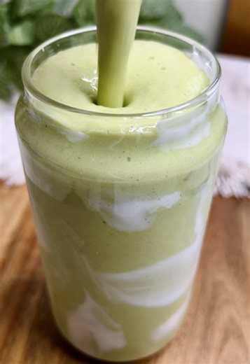 Delicious Green Smoothie Recipe with Frozen Fruits