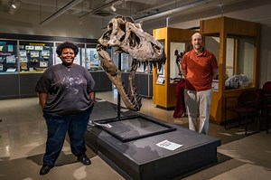 New Tyrannosaurus rex skull seeks museum visitors