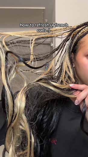 love the braids … hate how high maintenance it is ngl. #frenchcurlknotless #bohofrenchcurls #braidrefresh #braidmaintenance #zeeskii