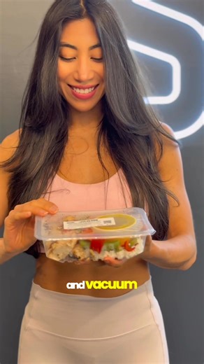 💪 Post-workout hunger can make you grab the wrong food… but here’s the truth: @fit_plans meals stay fresh in your fridge for up to 5 days—and yes, you can freeze them if you’re not ready! 🥶 No more wasted meals, no more excuses. 🥗 Each meal is ready-to-eat, macro-controlled, and designed to match your fitness goals: • MINI: ~400 kcal, 36 g protein • FIT: ~550 kcal, 50 g protein • HEALTHY: ~625 kcal balanced • PERFORMANCE: ~800 kcal, 50 g protein, 100 g carbs ⚡ Plus, the new compact vacuum-sea