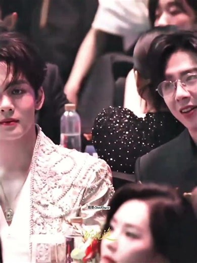 内场和好朋友聊天的老大 刘宇宁The boss chatting with good friends backstage Liu Yuning #尖叫之夜