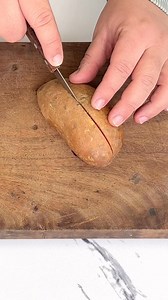 👉 INGREDIENTES:- 1 pechito de cerdo.- Miel.- Rodajas de limón.- 5 dientes de ajo- Romero fresco.- Boniatos.- Sal, pimienta, aceite de oliva.👉 PASO A PASO:1. En una placa para horno poner papel metálico y sobre él, la pieza de carne.2. Pintar con miel, salpimentar, agregar rodajas de limón, dientes de ajo enteros y ramas de romero. Envolver en el papel metálico y sumar los bonitos.3. Cocinar a horno bajo 160/170 grados por 2 horas.4. Una vez horneados, cortar los boniatos al medio, condimentar 
