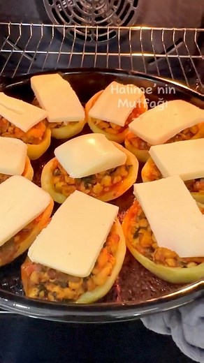 Halime polat on Instagram: "Fırında patates sandal... Malzemeler 5 adet patates 500 gr tavuk göğsü Yarım çay bardağı sıvı yağ 3 yeşil biber 1 kuru soğan 1 domates 1 tatlı kaşığı karışık salça Karabiber Pulbiber Tuz Maydanoz Sosu 3 yemek kaşığı sıvı yağ 1 çay kaşığı salça Yeteri kadar su Üzeri için Kaşar peyniri Hazırlanışı Patatesleri ortadan ikiye bölüp içlerini oyup bol yağda hafif patatesler yumuşayana kadar kızartıp kenara alalım. İç dolgusu için tavaya sıvı yağ ve eti alıp etler sulanıp suy
