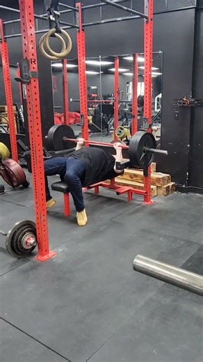 315 pound bench press raw paused. 🟥⬛️🟥⬛️