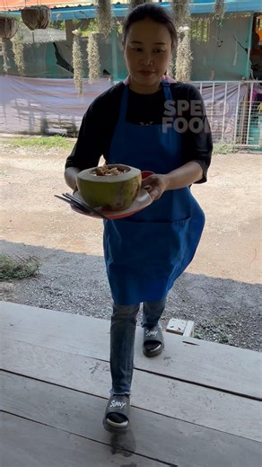 Noodle In Coconut | ครั้งแรกพึ่งเคยเห็น! เตี๋ยวต้มยำมะพร้าวอ่อน