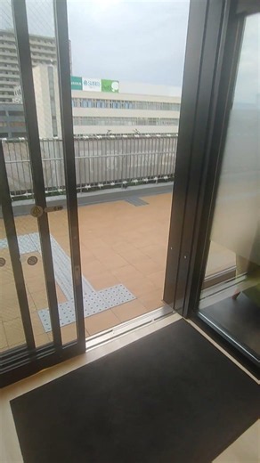 トナリエ北広島2階ペデストリアンデッキ・屋外テラス自動ドア(寺岡フルテック）