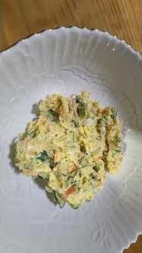 朝採りキュウリと過日収穫したジャガイモアンデスレッドです。家庭菜園の野菜のみで野菜サラダを作りました…サツマイモの様なねっとり感ながら味はしっとりして美味しいです