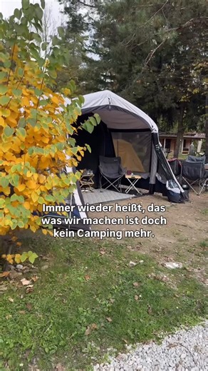 Inke | Luxus-Zeltcamping & Familien Glamping mit Kindern on Instagram: "Wäre das was für euch? Und was haltet ihr von unserem setup? Kein echtes Camping? Vielleicht. Aber genau so fühlt sich’s für uns richtig an: warm, gemütlich und mitten in der Natur. 🍂✨ Für uns ist Zelten der perfekte Familienurlaub. Kein Stress, keine festen Zeiten – einfach draußen leben, wann und wie wir wollen. 🌿 Wir lieben es, morgens barfuß im Gras zu stehen, gemeinsam zu frühstücken, wenn die Sonne durchs Zelt schein