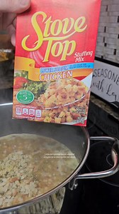 Preparando el Pavo con mi receta original! Pero esta vez, lo rellené con Stuffing, carne molida, tocineta, y amarillos (maduros). Quedo para chuparse los dedos! Recuerda cocinar el Pavo con la pechuga para abajo y así todos los jugos hacen que la pechuga quede a otro nivel de jugosa! **Van a ver más cantidad de este adobo ya que preparé para dos pavos** (English... scroll down⬇️⬇️⬇️) Ingredientes: 1 Pavo de 12 a 15 lbs 1 cda comino 1 cda sal 4 cdas de adobo 4 cdas oregano seco 2 cdas cubito de p