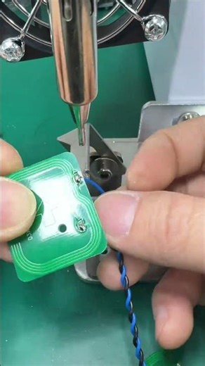 Circuit board through-hole soldering machine