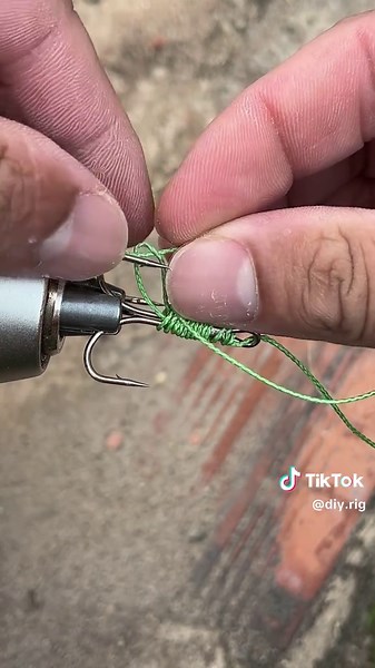 This fisherman changed the way to tie a treble hook, learn from him #FishingUSA #FishingKnot #fishingtip