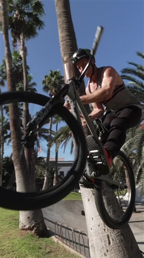 The @canyon_bicycles Stitched 720 is unreal!! Link in bio for first ride!!! 🤙📹 @lewbo #mtb #biking