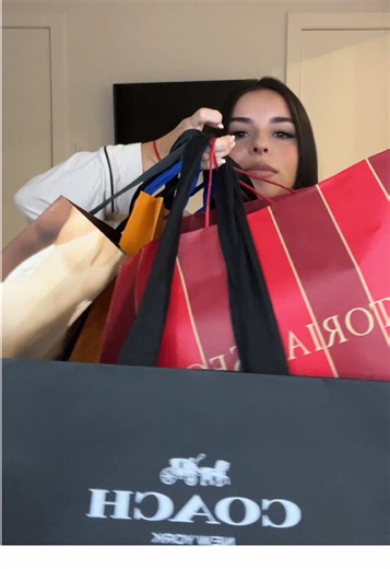 vickyguez (@thevickyguez)’s video of Christmas Hauls