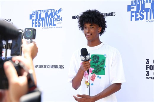 Trevor Ariza’s son, Tahj Ariza, reacts in awe to 2026 five-star Christian Collins’ highlights