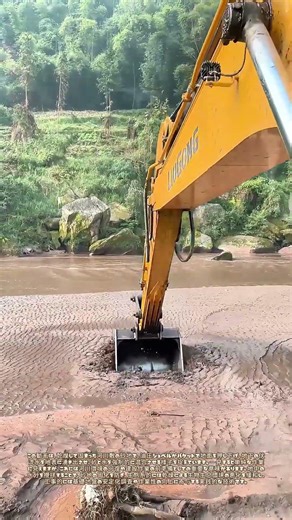 水流を呼び起こす：乾いた川床にショベルが生む水と砂の融合