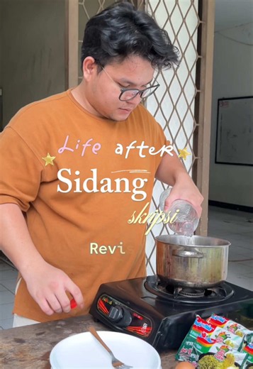 Bentar lagi kita udah masuk fase yang susah nyocokin jadwal. 🥲 Jadi sebelum semuanya sibuk kerja, kita bikin satu momen sederhana: masak dan makan Indomie Goreng Cabe Ijo bareng. Ternyata sesimpel itu udah cukup buat bikin ketawa lagi, cerita lagi, dan recharge energi sebelum balik ke rutinitas. Kalau kalian, terakhir kali makan Indomie rame-rame sama teman kapan? @Indomie Official Store #Indomie #IndomieGoreng #IndomieCabeIjo #IndomieJumbo #MieInstan