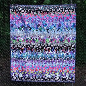 Contrast Diamonds Quilt, designed by Kaffe Fassett Studio, features a fantastic assortment of #KaffeFassettCollective August 2021 prints! The foundation of these designs is something new for Kaffe - a high-contrast, black and white color story. Inspired by Kaffe’s workshop students from all over the world, the addition of black and white prints adds sharp excitement to a project! 🔹🔸🔷🔶🔹🔸🔷 🌟 Available now at your favorite LQS or online shop! 👉 Tap the link below to view the FREE Contrast 