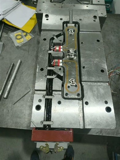 2 drop split type open gate HRS #hotrunnersystem #automobile #plasticparts #nozzle #injectionmolding