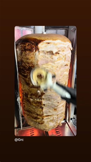 🔥 Η απόλυτη εμπειρία γύρου! 🔥 Στον "Δημήτρη", ο γύρος ψήνεται αργά, με αγνά υλικά και μυστική συνταγή για μέγιστη νοστιμιά. | Ψητοπωλειο Δημητρης