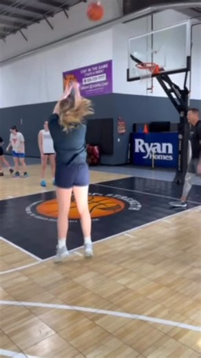 HoopsStrength on Instagram: "Level 1 forwards: - Movement - cuts (backdoor/curls/screen setting and using). How to seal correctly. Understanding spacing and the importance of running the floor and overall fitness level required to score without any major moves (garbage buckets) Level 2 forwards: - Movement - Strong pivot moves (back to basket- turning off both shoulders each side. Up and unders and single/double drops) - Level 3 forwards - Movement - Strong Pivot Moves - Inside Pivot Moves (Face