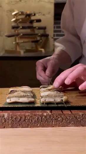 串打って炭火で炙って握る…自慢のアツアツアナゴ鮨が旨すぎる。 #sushi #寿司
