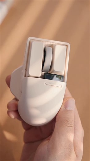 Chidsj US on Instagram: "This retro mouse looks like it’s straight out of the ‘90s... but they actually made it in 2025! #mouse #retro #pcsetup"