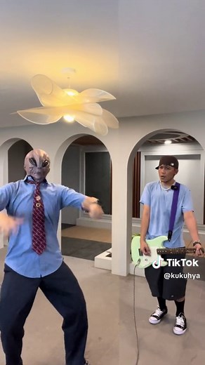 Ever wonder why @Tom DeLonge is into aliens so much? Here’s why. (A rare footage of an alien interfering Tom’s rehearsal back in 2001)