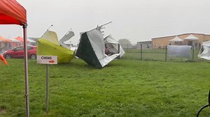 Des semaines de travail pour organiser les portes ouvertes. En 1h tout s'écroule... On reste néanmoins ouvert, on réaménage tout dans notre salle de réunion... On espère que malgré le temps vous viendrez nombreux voir nos animaux ou manger un bout de gâteau pour nous soutenir ❤️ | La SPA - Refuge de Thionville
