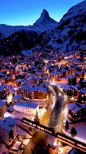 瑞士🇨🇭阿尔卑斯山 Zermatt 采尔马特童话小镇❄️🏔️这里简直是阿尔卑斯山的宝藏地，美到让人心动💓一个充满魔力的地方，等你来探索💖 ## 马特洪峰：瑞士的骄傲🏔️ 一提到采尔马特，就不得不说法国的标志——马特洪峰啦！就像一颗璀璨的钻石，金字塔般的山峰在阳光下闪闪发光。清晨的日出和傍晚的晚霞把山峰染成金色和粉色，美到让人窒息。你可以乘坐戈尔内格拉特登山火车，近距离感受这座壮丽的山峰。 ## 无车小镇：静谧与纯净的天堂 🚫🚗 采尔马特是个无车小镇哦！没有汽车的喧嚣，只有清新的空气和迷人的风景。漫步在小镇的街道上，木屋错落有致，班霍夫大街上商店、餐厅和咖啡馆应有尽有，是购物和品尝当地美食的好去处。 ## 美食推荐：舌尖上的采尔马特 🍷🧀 在采尔马特，一定要品尝当地的特色美食！奶酪火锅（Fondue）配上葡萄酒，芝士蛋糕和巧克力甜点，每一口都让人回味无穷。 | Cuti-Trip 假日旅行