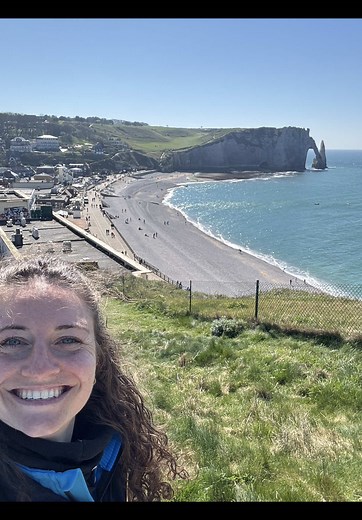 Tag 9 von 70 auf AlDAperla Le Havre, Étretat und Haifischbar #aida #aidacruises #aidaperla #biker #outdoor #outdoorguide #reisen #arbeit #arbeitenwoandereurlaubmachen #abenteuer #etretat #étretat #lehavretourisme #lehavre #normandie #frankreich #kreidefelsen #küste #kieselsteine #frankreich🇫🇷 #haifischbar