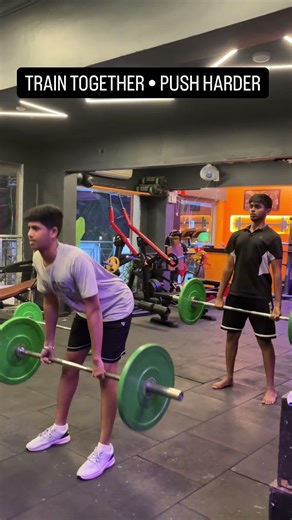 GROUP LEG DAY WORKOUT 🔥 SQUATS • LUNGES • DEADLIFTS