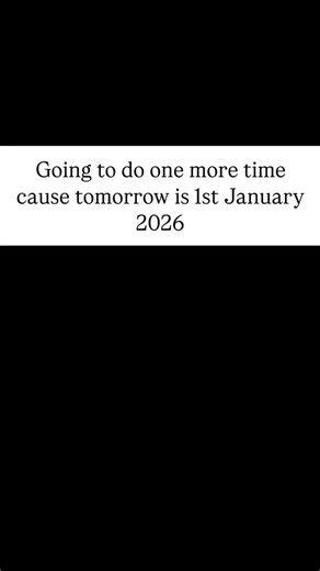 @sui_spidy on Instagram: "日本利用压电瓷砖将脚步转化为电能。这些瓷砖捕捉来自你脚步的动能。当你行走时,你的重量和动作会对瓷砖产生压力。瓷砖会轻微弯曲,从而产生机械应力。瓷砖内部的压电材料将这种应力转化为电能。每一步都会产生少量电荷,而数百万步结合在一起就能产生足够的电力来驱动LED灯、数字显示屏和传感器。在像涩谷车站这样繁忙的地方,每天大约有240 万个脚步为这一系统作出贡献。这些电能可以被储存或立即使用,从而减少对传统电力来源的依赖,并支持可持续的城市基础设施。这种方法将日常运动转化为实用的可再生能源。 #日本 #知识 #事实#你知道吗#推荐科技创新 历史 技术 实验 热门"