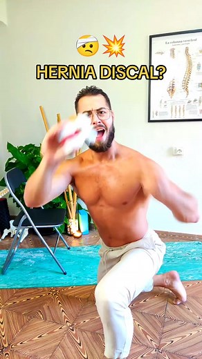 Hernia discal? Solo necesitas una silla La hernia discal nace fruto de un desequilibrio muscular que mantiene tu musculatura retraída, tensa y bajo la hipertonía Cuando tu cuadrado lumbar y tu cadena muscular lateral se encuentran hipertónicos, los discos intervertebrales lumbares sufren un aumento en la presión que han de tolerar Con este maravilloso ejercicio conseguirás reducir la tensión en estos grupos musculares, permitiendo así que tu disco intervertebral sufra menos presión y consiga poc