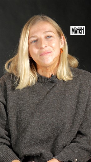 TÉMOIGNAGE 🧡 @julie.bourges voit son destin basculer à 16 ans quand son costume prend feu lors d'une fête de lycée. Brûlée sur tout le corps, elle traverse des mois de souffrance physique et psychologique. Elle nous raconte son accident, l'après, la reconstruction mais nous partage aussi son regard sur l'incident du Nouvel An à Crans-Montana. 👉 L’histoire complète de Julie est à retrouver sur notre chaîne YouTube. __ Interview : @linabtt Montage et réalisation : @bapt_thomas | Paris Match