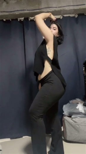 Zee Gemoy on Instagram: "🖤 #fyp #reels #trending #cewek #joget #viral #foryou #instagood"