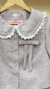 Lilac Reverie Tweed Set mang đến vẻ nữ tính thanh lịch với gam tím pastel dịu nhẹ, phù hợp tiệc cuối năm và những dịp cần sự chỉn chu. Áo tweed cổ sen mang nét cổ điển nhẹ nhàng, đứng phom vừa phải, kết hợp với chân váy xòe nhiều tầng phối ren tạo độ bồng mềm, tạo chuyển động rất đẹp khi di chuyển. Chỉ cần diện trọn bộ là đã có ngay outfit hoàn chỉnh, nữ tính mà vẫn đủ sang trọng. *25DBD140 #bigsize #chubby #hackdang #chekhuyetdiem #chubbygirl #bubigsize #bigsizefashion | BU Bigsize Young