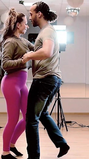 💃 Tanzlehrer für Zuhause 🏠 👉 wa.me/4917684044661 -- 1:1 begleite ich Menschen wie Dich auf ihrem Weg zum Tanzen🧳 Dich auf Deinem Weg gerne bei Dir Daheim! 👉🏠 Tanzen lernen indem der Tanzlehrer zu Dir nach Hause kommt! Tanztermin finden über 💚WhatsApp: wa.me/4917684044661 💙Telegram: t.me/shawn_jerome_mc_cray 🤎Facebook: fb.com/msg/ADTV.Salsa.Hip.Hop.Shawn.Jerome.Mc.Cray #tanztraining #tanz #kizomba #urbankiz #dance #tanzen #germany #deutschland #life #leben #heilung #men #women #selbstver