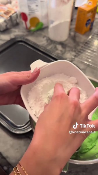 DIY Grinch cookies: easy & festive holiday recipe!!♥️🎄💌✨💚 #holidaytreats #christmas #christmastreats #easyrecipe #christmasrecipe