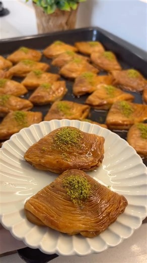 SUNA ATİLLA on Instagram: "Sadece merdane kullanarak hazırlayabileceğiniz kat kat nefis bi baklava tarifi bırakıyorum sizlere ☺️ Denemenizi tavsiye ederim enfes oluyor 👌 Ben mutfağımda, çocukken yediğimiz o eski lezzeti hatırlatan Tarihi Yağcıoğlu’nun sadeyağını kullanıyorum.” Sadeyağ, tereyağının eritilmesi ve saflaştırılmasıyla elde edilir; yani aslında tereyağının özüdür.👌 Tereyağını nerede kullanıyorsanız, sadeyağı da aynı şekilde kullanabilirsiniz. Sadeyağ 1 yıl oda sıcaklığında muhafaza 