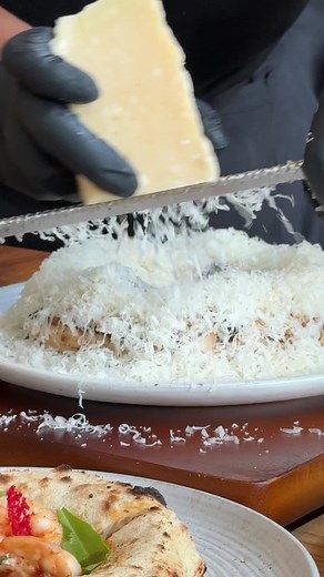 ❄️🍕🧀ที่อื่นหิมะอาจจะตกเป็นเกล็ดน้ำแข็ง แต่ที่ Embers เราตกเป็นชีส PARMIGIANO ตกมากองเป็นภูเขาเลยยย แถมยังอร่อยด้วย เพราะบ่มนานถึง 24 เดือนด้วยกันน ทานคู่กับแป้งพิซซ่าสูตรจาก Italy แท้ๆ ที่แป้งจะนุ่มหนึบ คืออร่อยมากๆ และยังมีให้เลือกถึง 13 หน้าด้วยกัน หน้าหนาวนี้อย่าลืมมาสัมผัสหิมะกันได้ที่ Embers น้าา สามารถจองโต๊ะได้ที่ 📲LINE @embers ⏰ Open daily 10.00 - 22.00 (last order 21.30) 📞02 125 7990 #Tiramisu #ร้านอร่อยบอกต่อ #ปักหมุดร้านอร่อย #restaurantbangkok #cafe #dessertporn #dessert #food #f