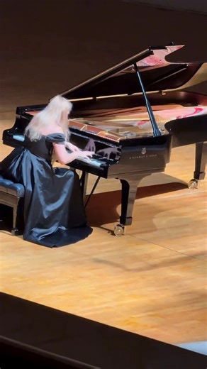 【Valentina Lisitsa 瓦姐】2025 China Tour Encore 2025中国巡演返场 Valentina Lisitsa Liszt Hungarian Rhapsody No. 2 瓦伦廷娜·李斯蒂莎 李斯特，匈牙利狂想曲 第2首 Valentina Lisitsa #piano #钢琴 #鋼琴 #valentinalisitsa #pianist #legend #liszt #hungarianrhapsodyno2 | Andrew The Piano Junkie 小安要彈琴