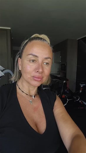 Hoy amanecí con un grano… pero la actitud no se negocia 😌 . . . . . #sinfiltros😍 #actitudantetodo | Paola Martin