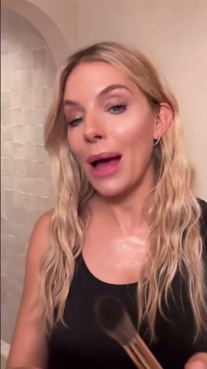 ✨ Sienna Miller's AirBrush Sandwich Makeup Hack 🥪 #charlottetilbury #makeuphacks #airbrush