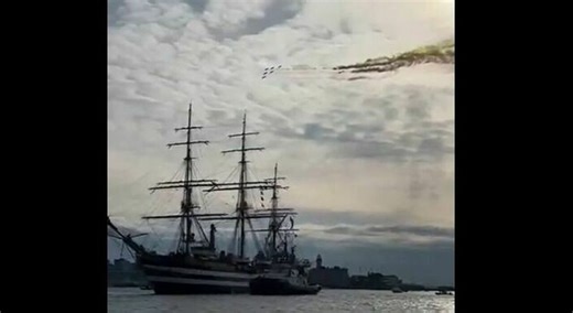 Le Frecce Tricolori sorvolano l'Amerigo Vespucci approdata a Trieste: il veliero e nave scuola della Marina Militare conclude il suo Tour mondiale VIDEO