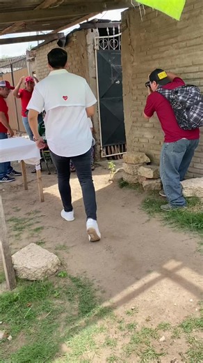 ​¡Impresionante recibimiento! 🙌 Gracias a cada vecino que se tomó el tiempo de saludar y escuchar nuestras propuestas. ​Sentimos su apoyo y eso nos da más fuerza para seguir recorriendo cada rincón de nuestra ciudad. 🏙️✨ #distrito5 #cambodromosantacruz🇳🇬 #todosporsantacruz🇳🇬🇧🇴 #bolivia🇧🇴 @villafuerte_liberal