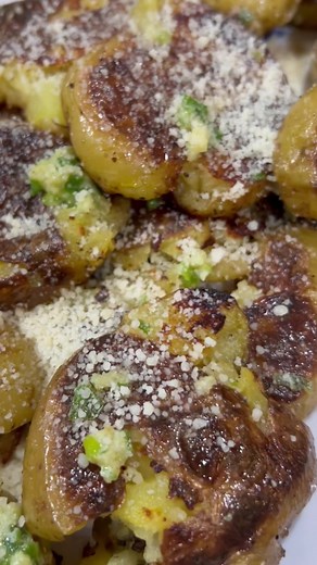 Parmesan garlic butter smashed potato recipe #easyrecipes #smashedpotatoes #blackstone #campchef #griddlecooking #griddle | Cook It Erica