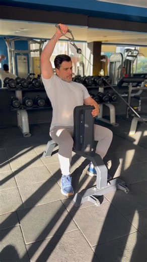 MGM SPORTLİFE on Instagram: "Omuz antrenmanlarında dikkat edilmesi gereken en önemli hususlar 1. Isınma – Rotator Cuff Hazırlığı Omuz eklemi çok hassastır. Antrenmana başlamadan 5–7 dakika: • Band ile internal–external rotation • Face pull (hafif ağırlık) • Shoulder dislocates (PVC bar ile) ➡️ Bu hem sakatlığı azaltır hem de ağırlığı daha rahat kaldırırsın. 2. Ağırlığı Egoya Değil Tekniğe Göre Seç Omuzda hareket açısı dar olduğu için ağır kilayla bozuk form hemen sakatlar. Özellikle: • Shoulder 