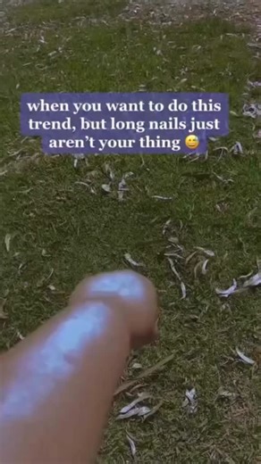 Álvaro Fernández on Instagram: "💅 ¿Es verdad que las uñas nunca dejan de crecer? Spoiler: no exactamente. Las uñas sí crecen de forma continua mientras estamos vivos, porque se forman en la matriz ungueal, donde las células se renuevan constantemente. Pero no crecen sin límite: se desgastan, se rompen o las cortamos. Y no, después de morir no siguen creciendo. Lo que pasa es que la piel se deshidrata y se retrae, y da la falsa sensación de que la uña es más larga. Dato extra: Las uñas de las ma