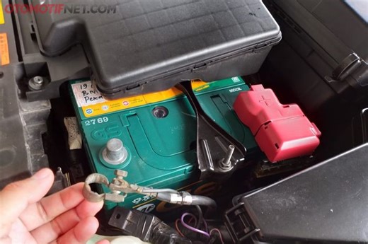 Jangan Langsung Pasang Aki Mobil Baru Setelah Beli, Lakukan Ini Dulu - Otomotifnet.com