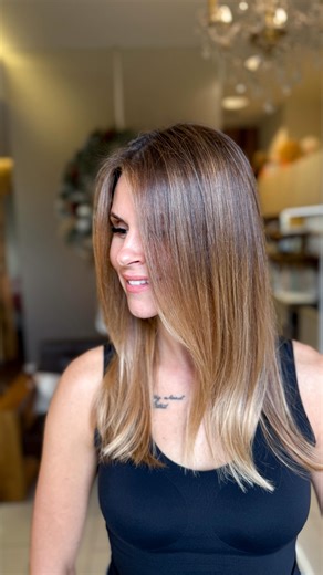 medinmleko® on Instagram: "Lepotička Teja, poznamna tudi kot @coolmamacitaa je redna stranka čarovnije lepote medinmleko. V vseh teh letih sva naredili kar precej sprememb, sedaj se me je pa že eno leto izogibala, ker je bila zadovoljna s svojo barvo. Med tem časom, je zanjo skrbel @urbancvirn s katerim sta vzdrževala lepo barvo samo s prelivi (brez pramen) Čeprav je bila s svojo barvo zelo zadovoljna, se mi je zdelo da rabi malo popestritve na zgornjem delu. Kakšen se ti zdi končni rezultat?"